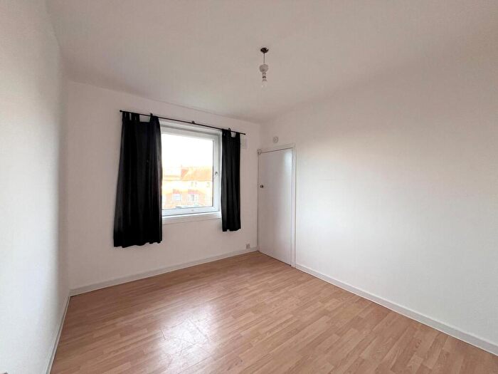 2 Bedroom Flat To Rent In Crewe Crescent, Edinburgh, EH5