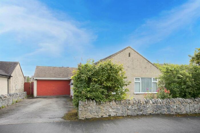 3 Bedroom Bungalow For Sale In Croft Road, Great Longstone, Bakewell, DE45