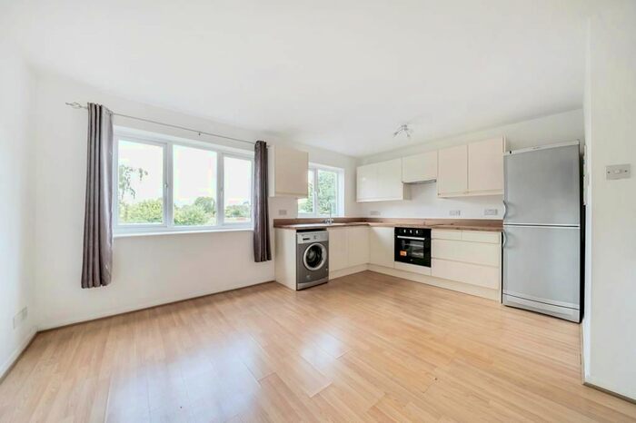 2 Bedroom Flat To Rent In Sunbury, Sunbury On Thames, TW16