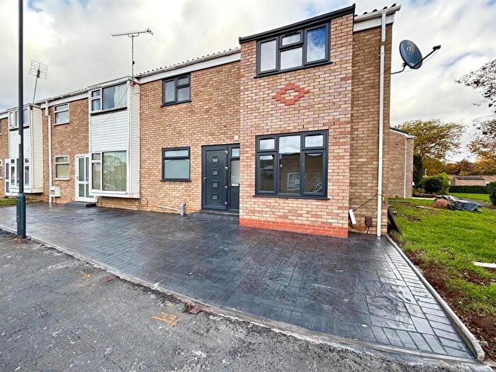 3 Bedroom End Of Terrace House For Sale In Gainsborough Drive, Leamington Spa, CV31