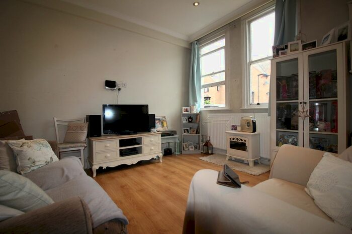 1 Bedroom Flat To Rent In Grove Crescent, Kingston Upon Thames, KT1