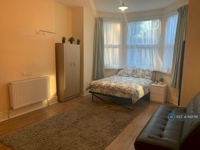 Studio To Rent In Green Lanes, London, N4