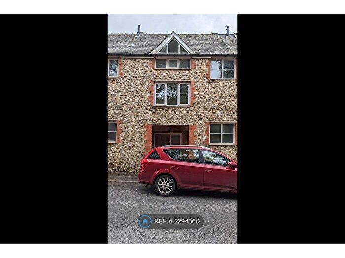 3 Bedroom Flat To Rent In The Ropewalk, Chard, TA20