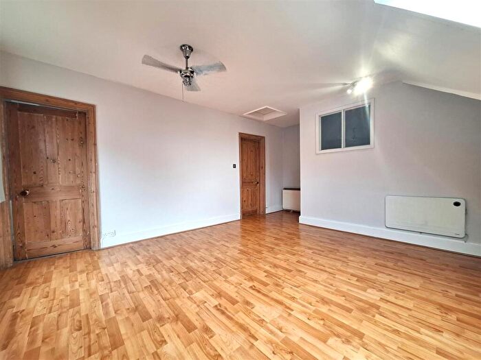 2 Bedroom Flat To Rent In Woodcote Road, Caversham, Reading, RG4