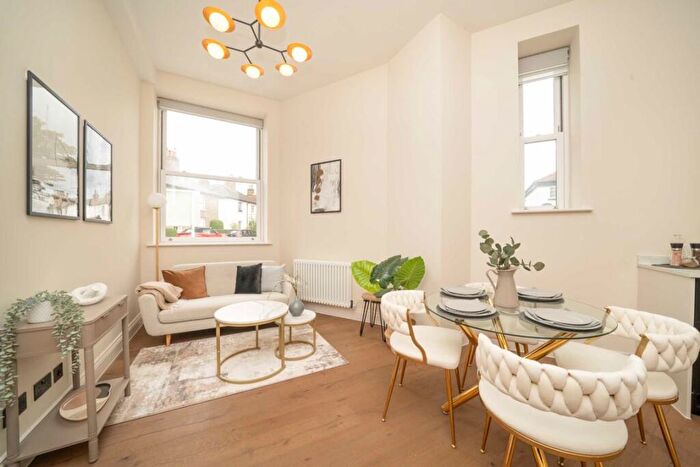 2 Bedroom Flat For Sale In Park Road, Hampton Wick, KT1