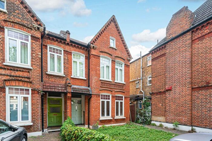 3 Bedroom Flat To Rent In Croxted Road, Herne Hill, London, SE24
