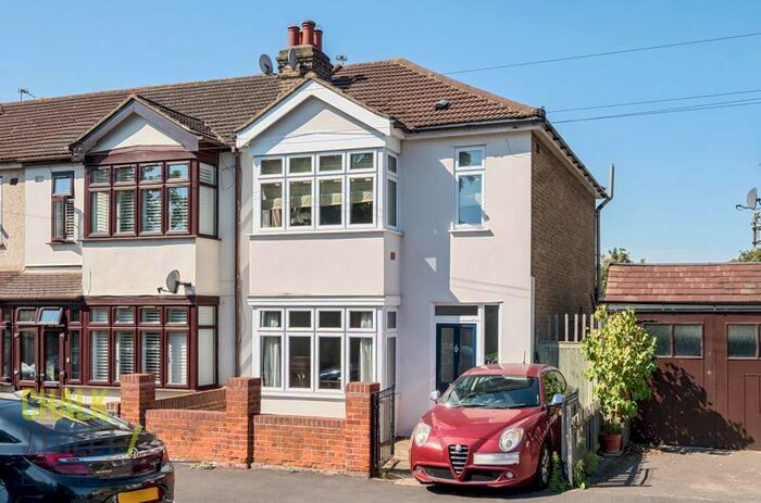 3 Bedroom End Of Terrace House To Rent In Princes Road, Romford, RM1