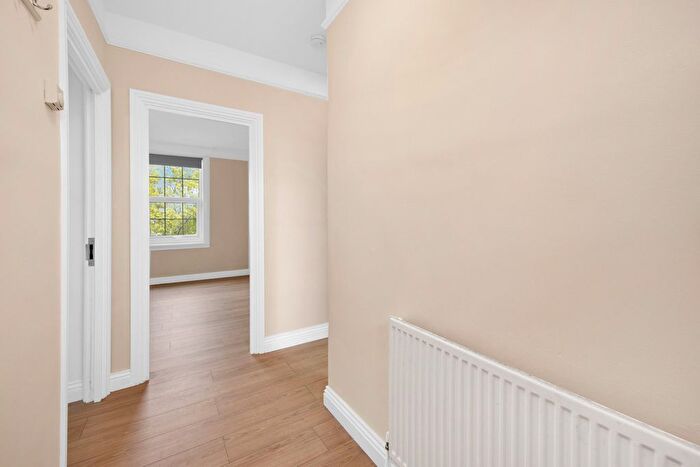 2 Bedroom Flat To Rent In Western Avenue, London, W5