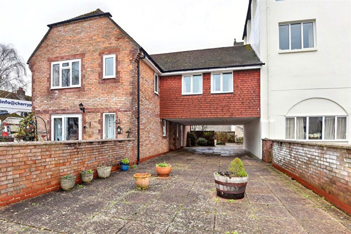 2 Bedroom Flat For Sale In Milford Court, Gillingham, SP8