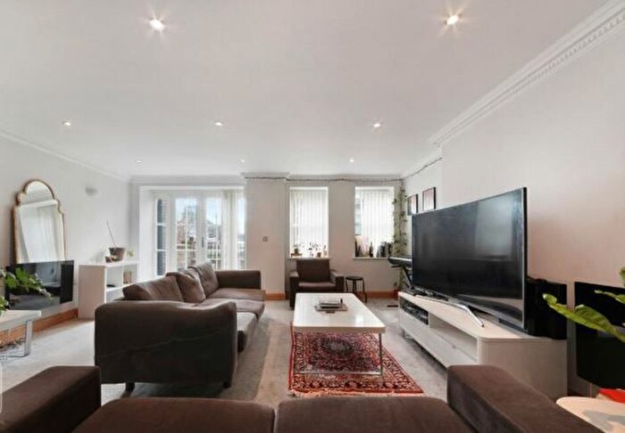 3 Bedroom Flat To Rent In School Mews, Shadwell, E1