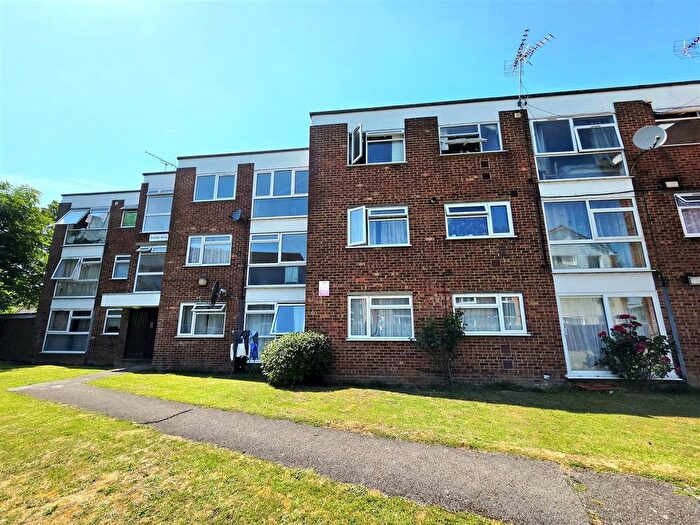 2 Bedroom Flat To Rent In The Farmlands, Northolt, UB5