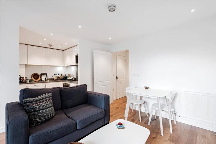1 Bedroom Flat To Rent In Rope Court, Canoe Walk, London, E14