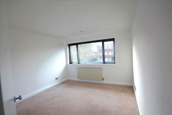 2 Bedroom Flat To Rent In Blunesfield, Potters Bar, Potters Bar, EN6