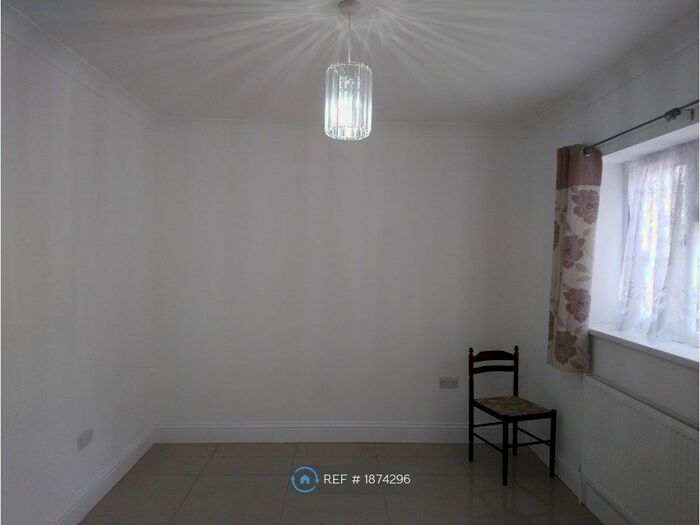 Studio To Rent In Albert Road, Ilford, IG1