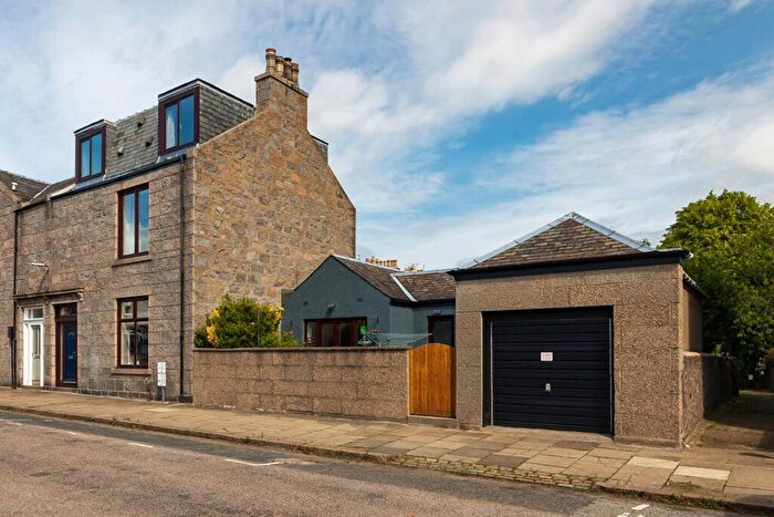 5 Bedroom Semi-Detached House For Sale In Mile-End Place, Aberdeen, AB15