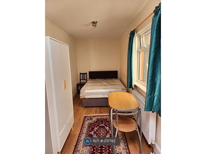 Studio To Rent In Hanworth Road, Hounslow, TW4