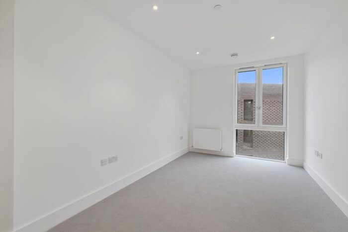 3 Bedroom Flat To Rent In Immediate Move In - Lion Green Road, Coulsdon, CR5