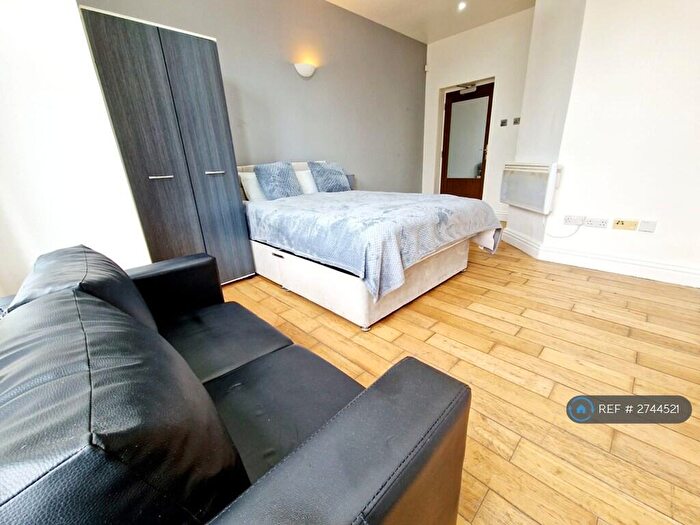 Studio To Rent In Windsor Road, Newton Heath, M40