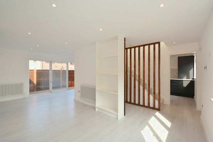 3 Bedroom Flat To Rent In Victory Way, London, SE16