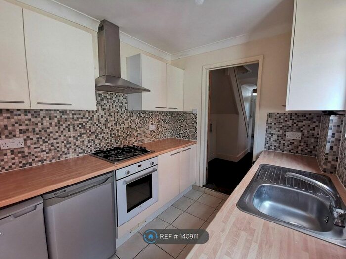 3 Bedroom Semi-Detached House To Rent In Elm Park, Reading, RG30
