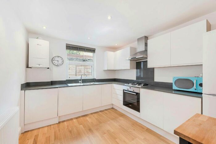 2 Bedroom Flat To Rent In Bravington Road, London, W9