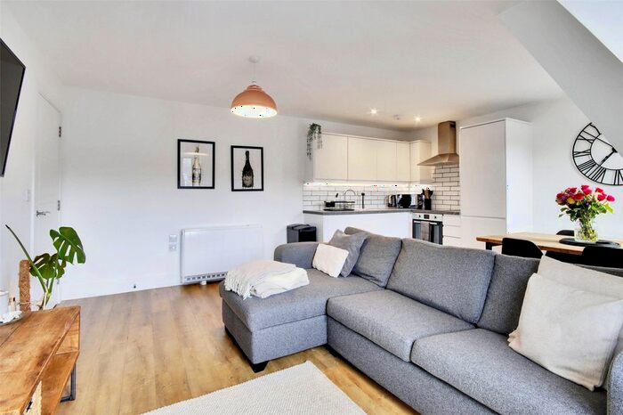 1 Bedroom Flat For Sale In North Ash Road, New Ash Green, Longfield, Kent, DA3