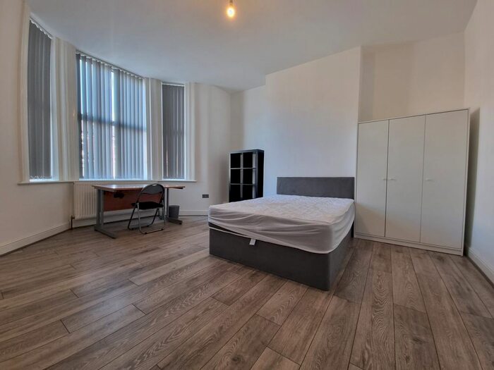 6 Bedroom Terraced House To Rent In Dickenson Road, M13
