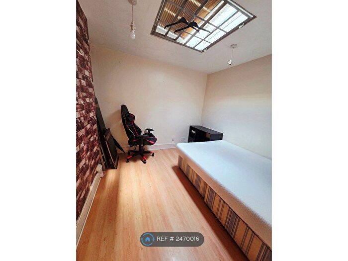 2 Bedroom Flat To Rent In Hardy Passage, London, N22