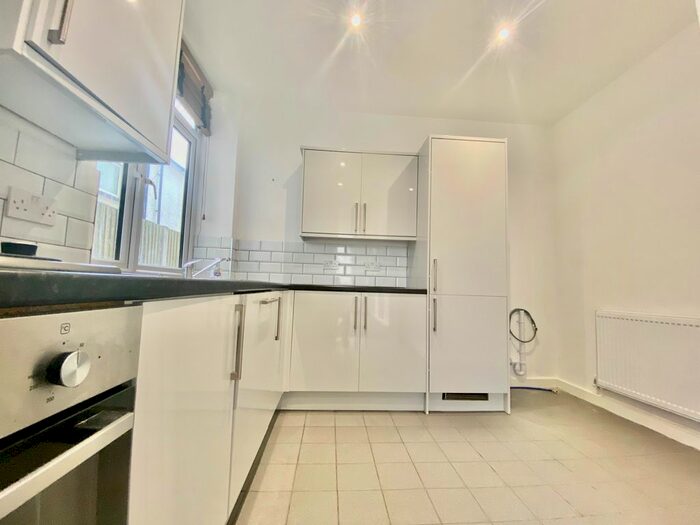 3 Bedroom Flat To Rent In Warwick Road, Cliftonville, Margate, CT9