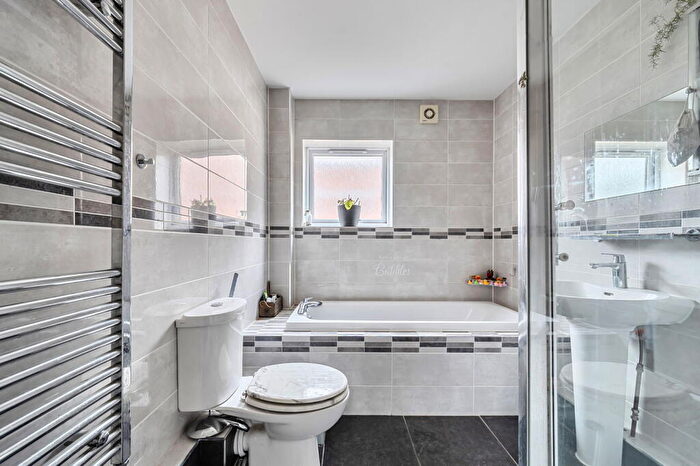 2 Bedroom Flat For Sale In Buttons Yard, Warminster, BA12