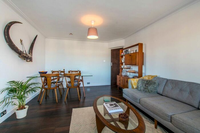 3 Bedroom Flat To Rent In Streatham High Road, Streatham, London, SW16