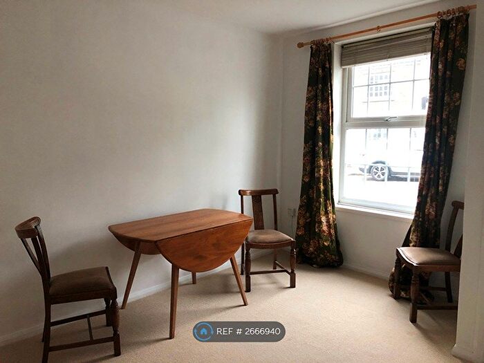 1 Bedroom Flat To Rent In High Street, Newport Pagnell, MK16