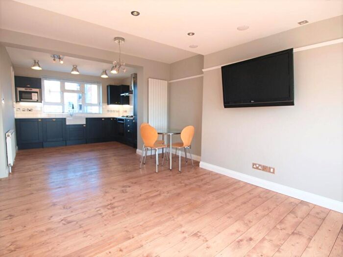 3 Bedroom Flat To Rent In St Johns Court, Queens Drive, Finsbury Park, N4