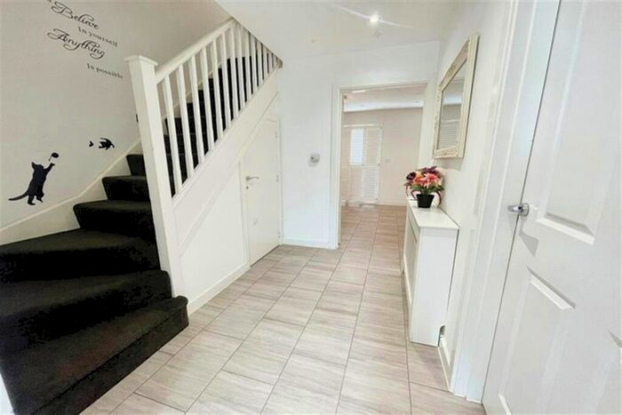 5 Bedroom Town House To Rent In Woodside Close, RM16