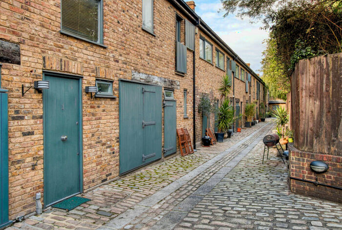 2 Bedroom Barn Conversion To Rent In Prices Mews, London, N1