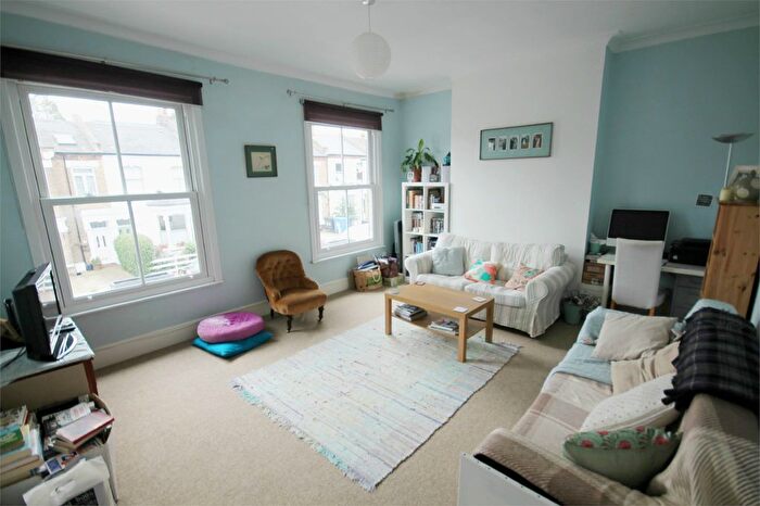 1 Bedroom Flat To Rent In Whittington Road, Bowes Park, London, N22