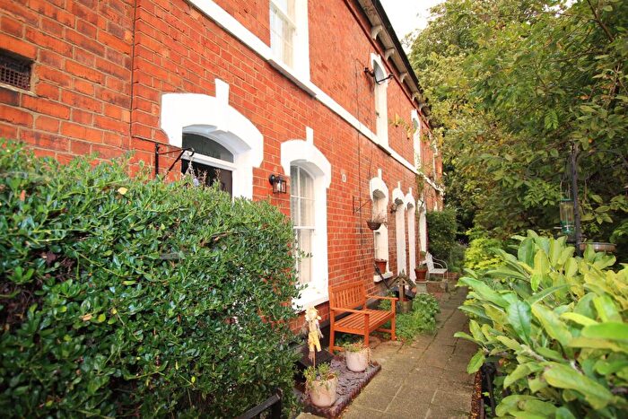 2 Bedroom House To Rent In Horseshoe Lane, Enfield, EN2