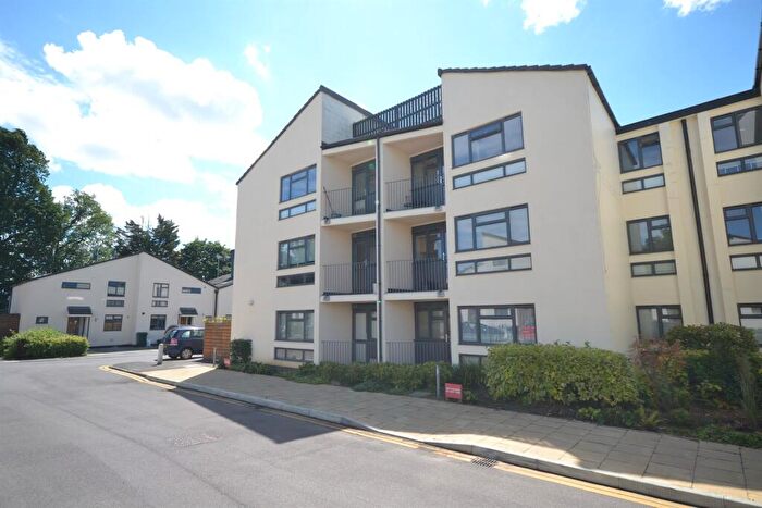 2 Bedroom Apartment For Sale In Field View, Caversham, Reading, RG4