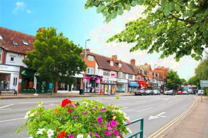 2 Bedroom Flat To Rent In Old Woking Road, West Byfleet, KT14