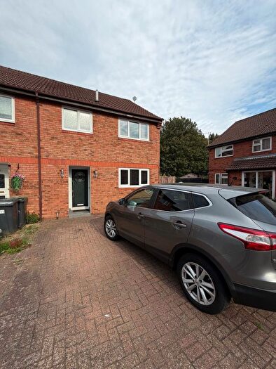 3 Bedroom Semi-detached House To Rent In Ravenhill Way, Luton, LU4