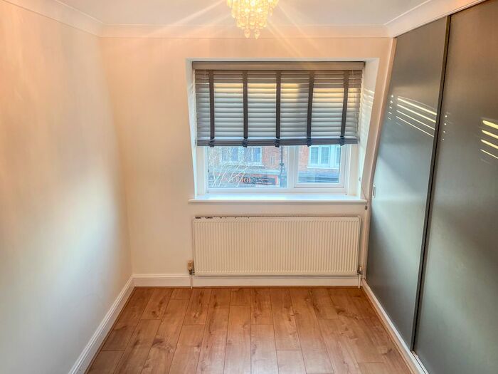 1 Bedroom Flat To Rent In Coombe Road, Kingston Upon Thames, KT2