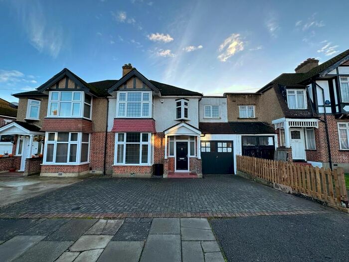 4 Bedroom Semi-Detached House To Rent In Ferndown, Northwood, HA6