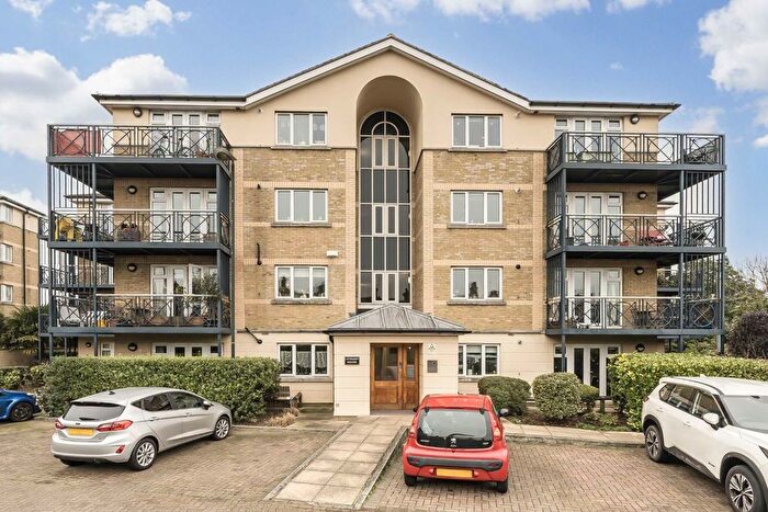 3 Bedroom Flat To Rent In Rubens Place, London, SW4