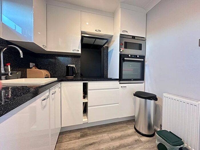 1 Bedroom Flat For Sale In Preston Court, Kings Avenue, Holland-On-Sea, Clacton-On-Sea, CO15
