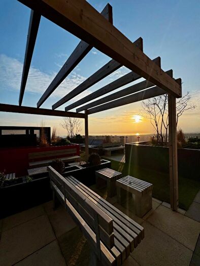 2 Bedroom Apartment To Rent In Apartment, Hove Gardens, BN3