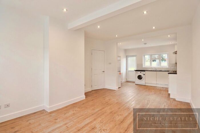 4 Bedroom Semi-Detached House To Rent In Durnsford Road, London N11