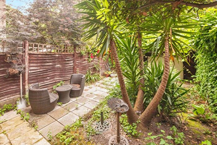 3 Bedroom Flat For Sale In Westbridge Road, Battersea, London, SW11