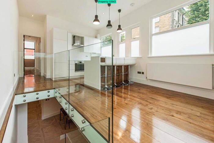 3 Bedroom Flat To Rent In Lorrimore Road, London, SE17