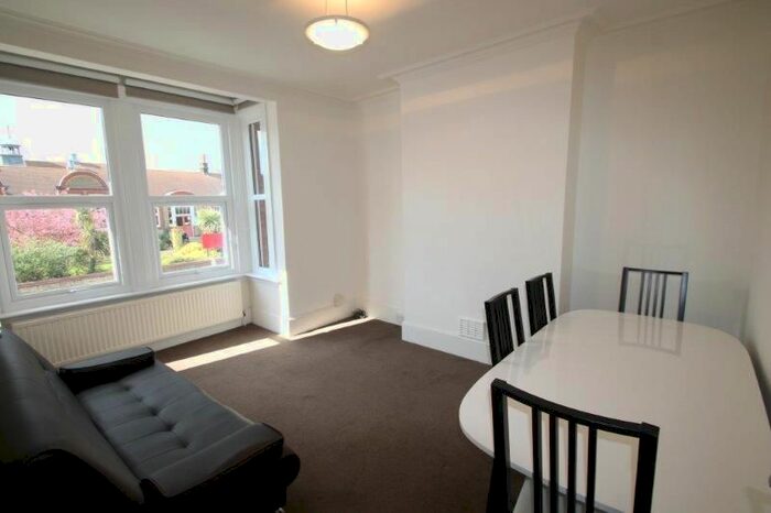 2 Bedroom Flat To Rent In Squires Lane, London, N3