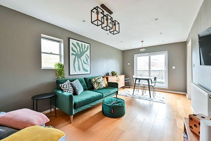 1 Bedroom Flat To Rent In Collinson Walk, Southwark, London, SE1